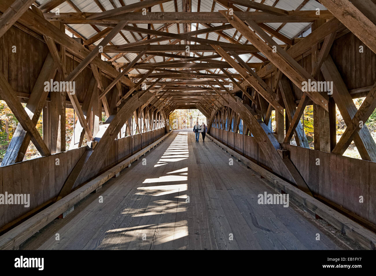 Ponte coperto dalla Kancamagus Highway in New Hampshire, New England. Foto Stock