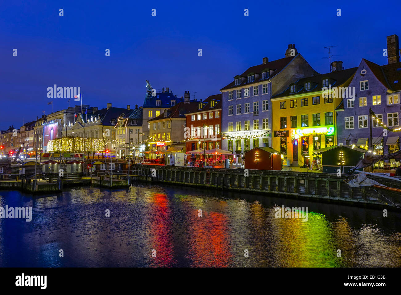 Weihnachtsmarkt am Nyhavn bei Nacht, Kopenhagen, Dänemark, Europa Foto Stock