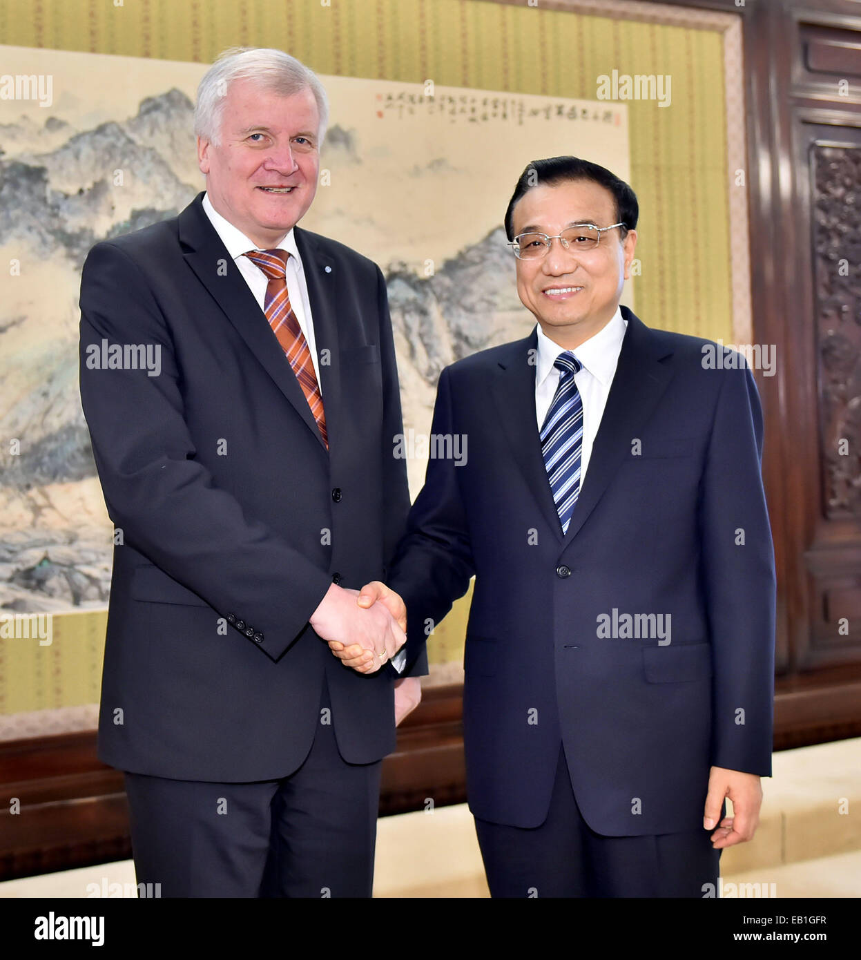 Pechino, Cina. 24 Novembre, 2014. Il premier cinese LI Keqiang (R) incontra il presidente della Repubblica federale di Germania Christian Unione Sociale (CSU) e Ministropresidente della Baviera Horst Seehofer, a Pechino, capitale della Cina, nov. 24, 2014. © Li Tao/Xinhua/Alamy Live News Foto Stock