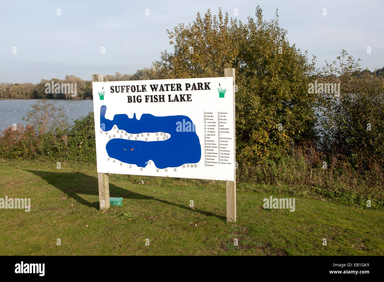 Segno che mostra mappa di grande pesce di lago a Suffolk water park, Bramford, Suffolk, Inghilterra, Regno Unito Foto Stock