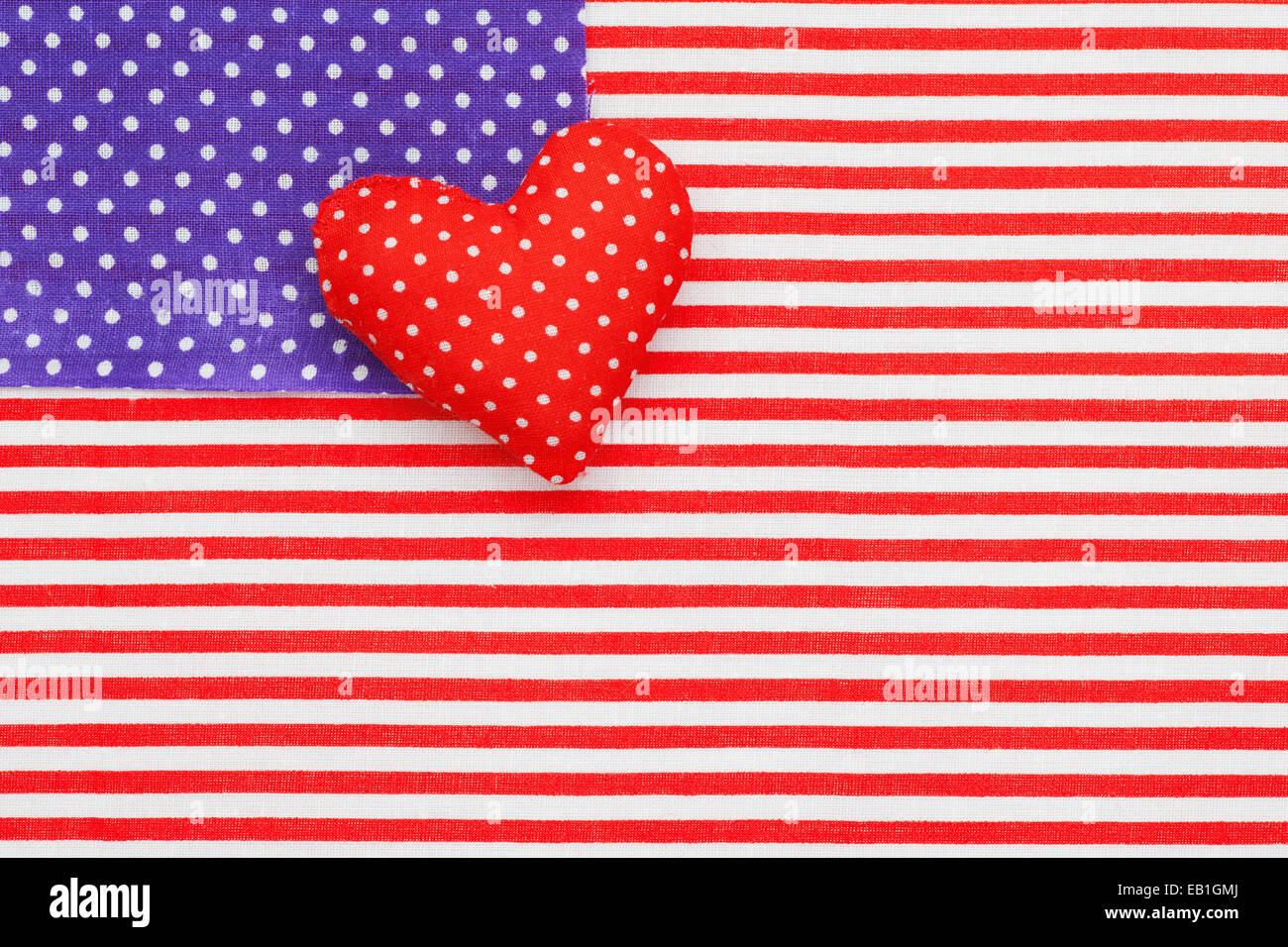 Blue pois e rosso/bianco tessuti a righe come bandiera americana. Farcite cuore fatti a mano Foto Stock