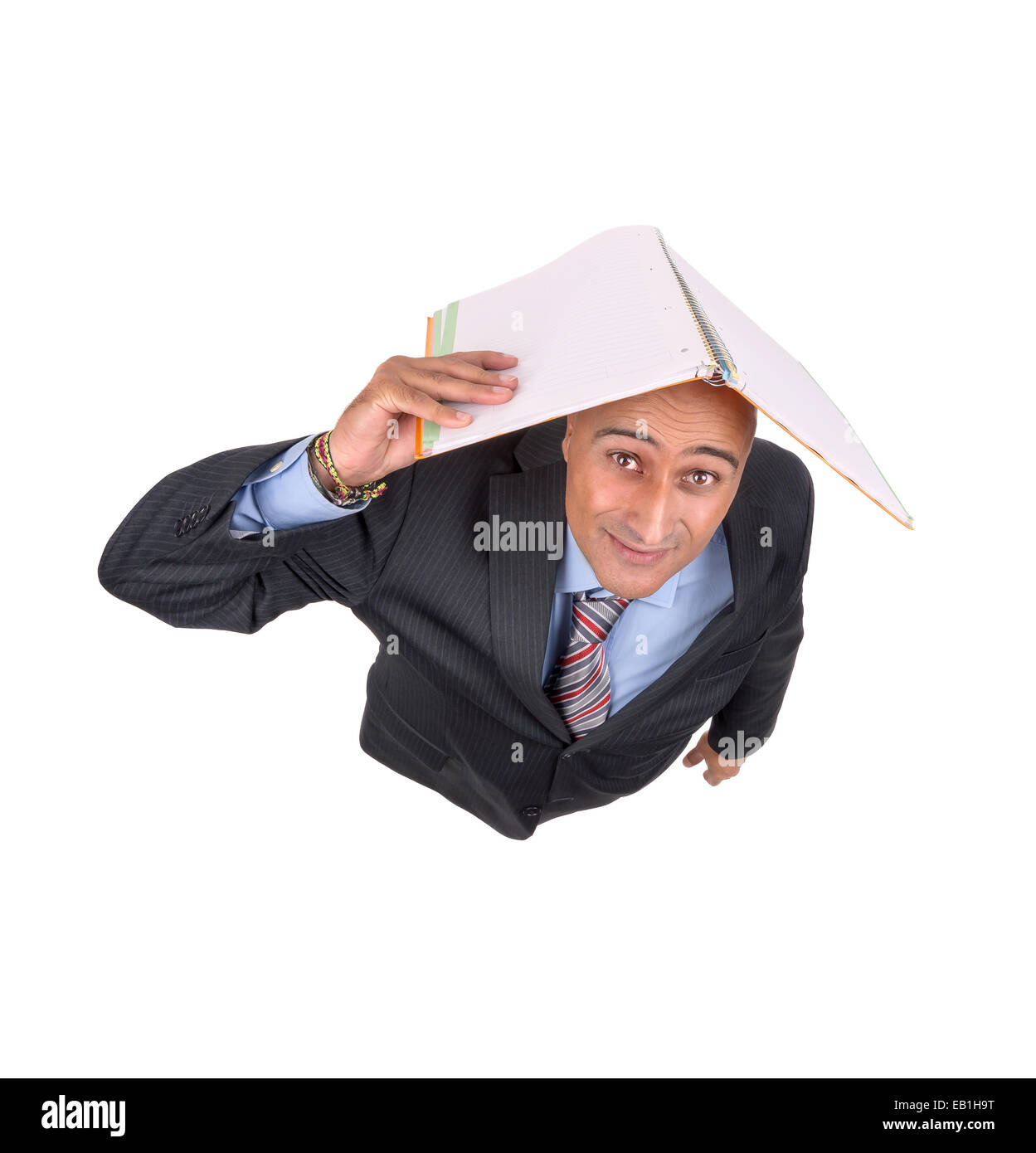 Imprenditore shelter stesso con un libro sulla sua testa isolato in bianco Foto Stock