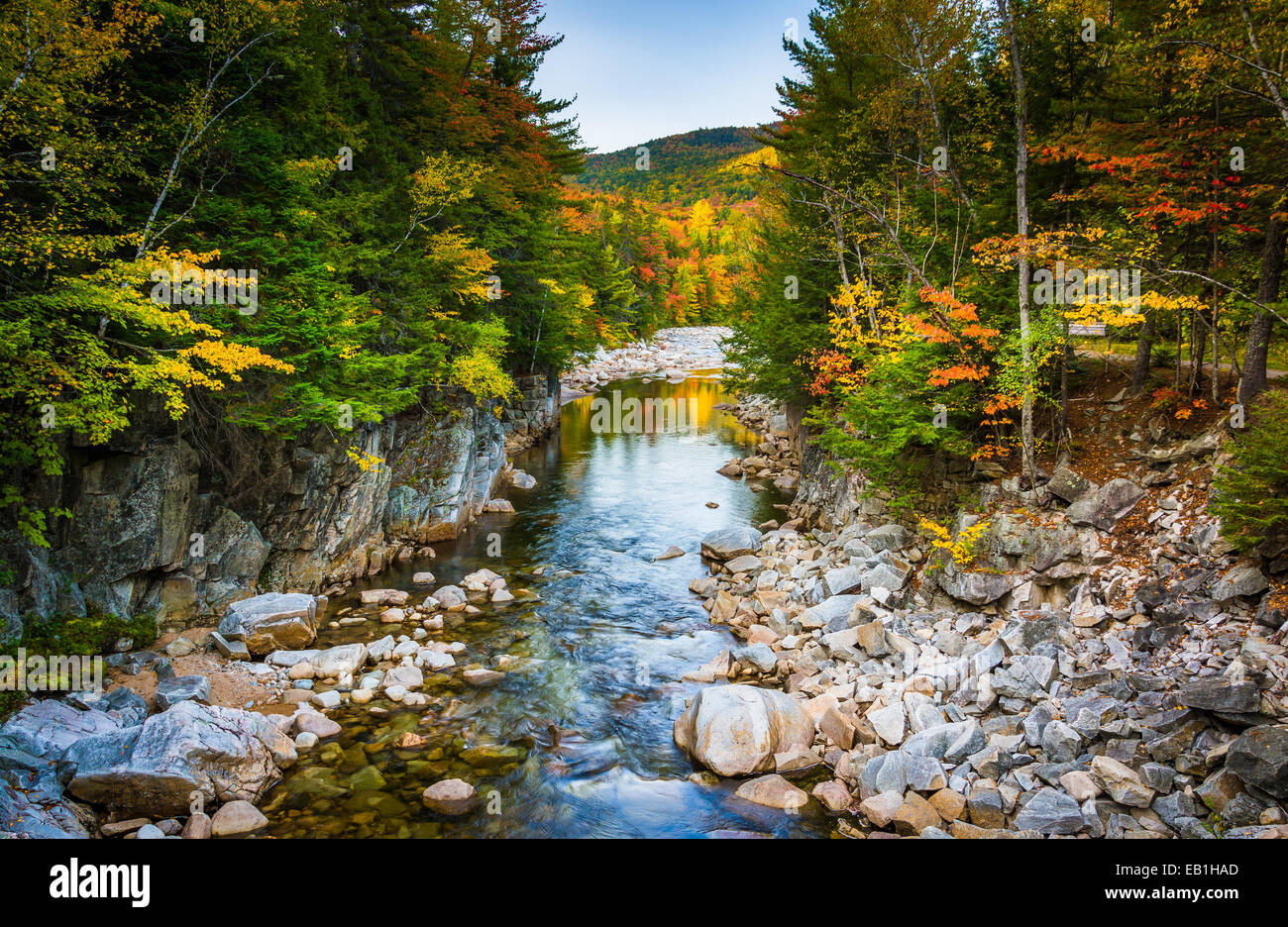 Colore di autunno e il fiume Swift a gola rocciosa, sull'autostrada Kancamagus, nel White Mountain National Forest, New Hampshire. Foto Stock