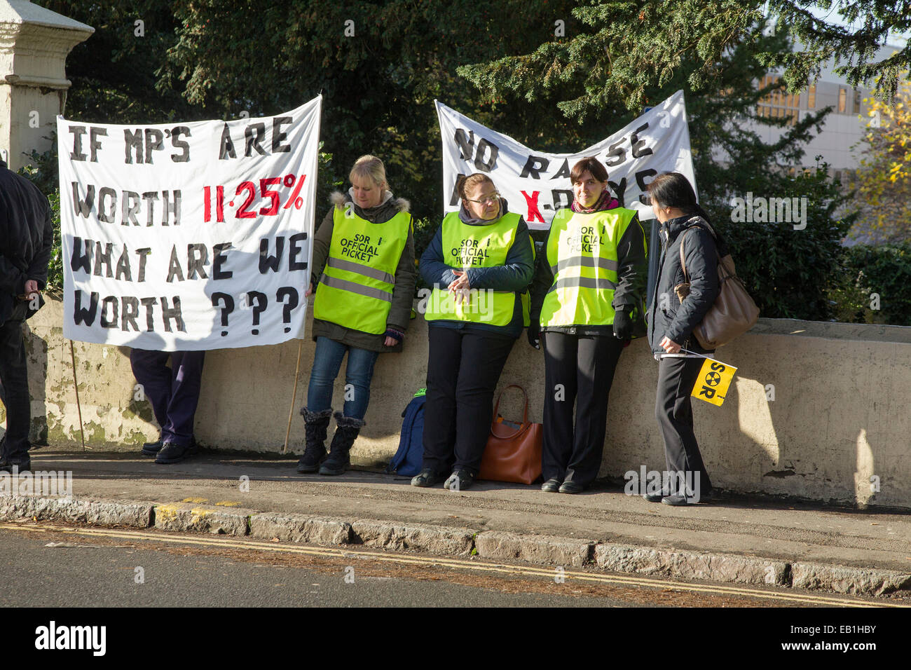 Northampton, Regno Unito. 24 Novembre, 2014. Unison membri sciopero e lavorare alla regola per l'equa retribuzione. Unison dice indipendente di pagare il corpo di revisione per la Salute ha raccomandato un 1% di aumento di stipendio fro NHS personale, ma il ministro della salute Jeremy Hunt ha tenuto lontano da non tener conto di tale rifiuto di pagare la revisione. Credito: Keith J Smith./Alamy Live News Foto Stock