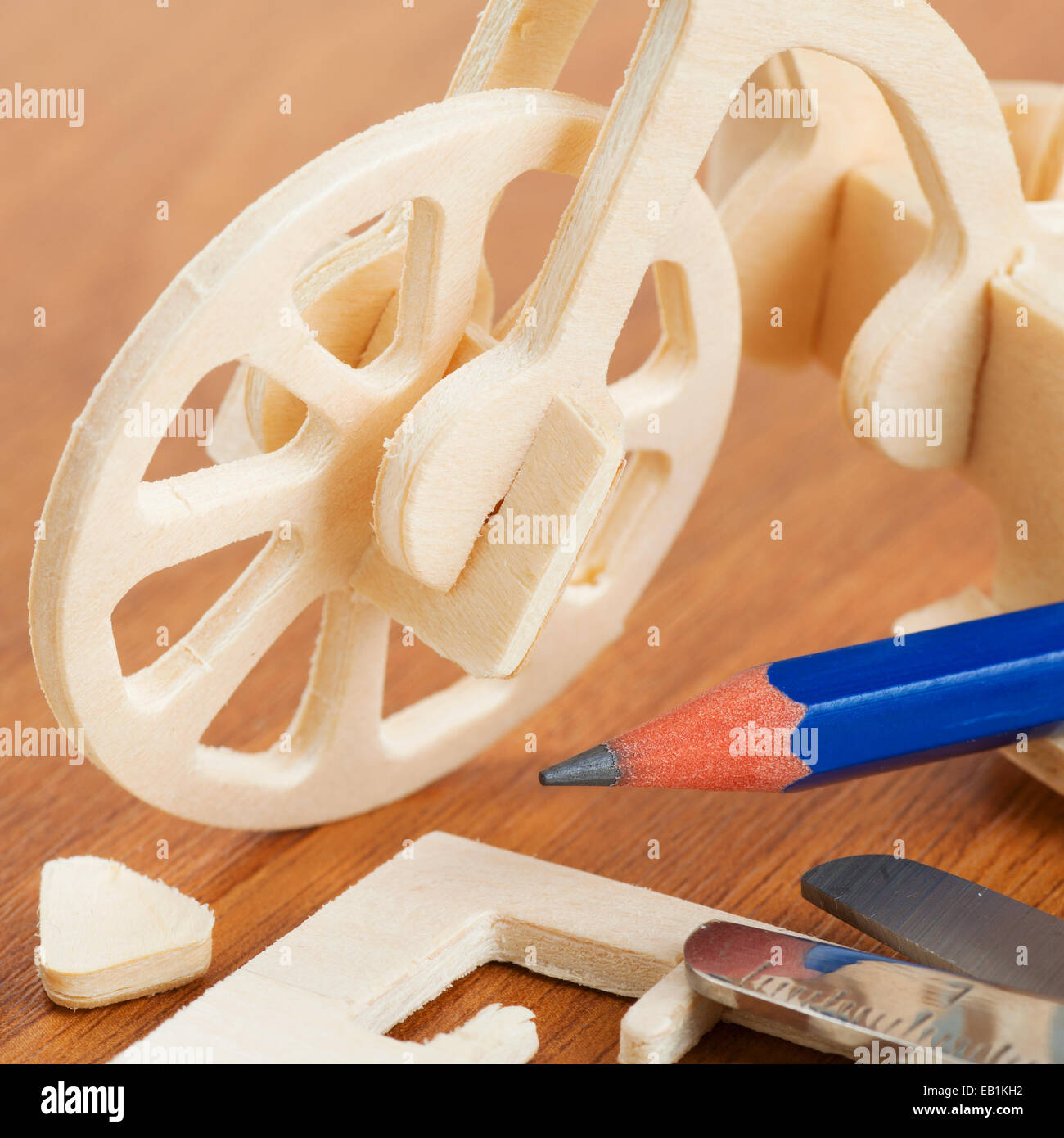 Bicicletta in legno toy - woodcraft construction kit Foto Stock