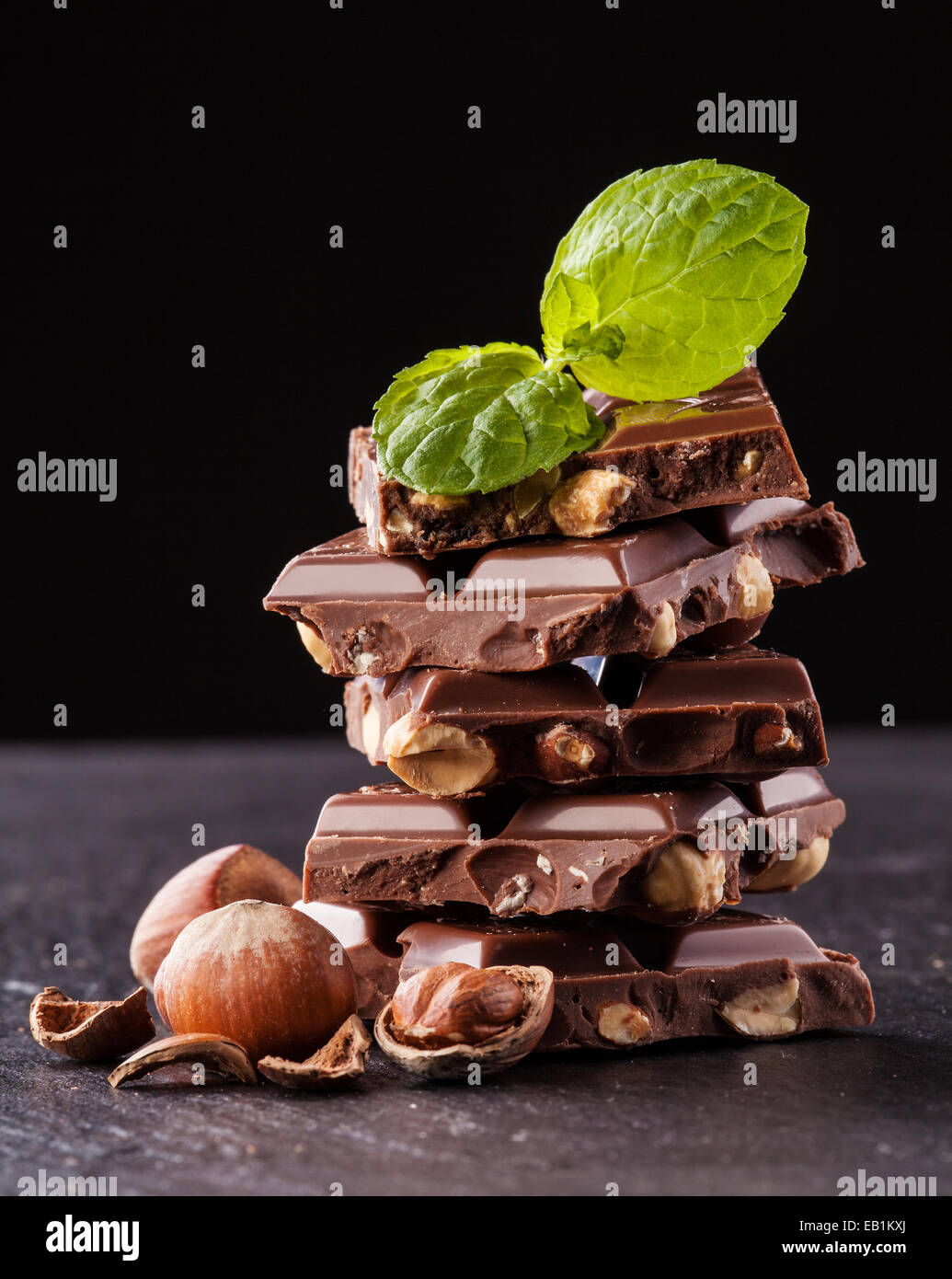 Pila di cioccolato alle nocciole isolati su sfondo nero Foto Stock