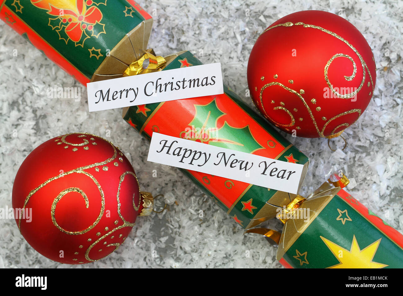 Buon Natale e Felice Anno Nuovo con le carte rosse e baubles Christmas Cracker Foto Stock