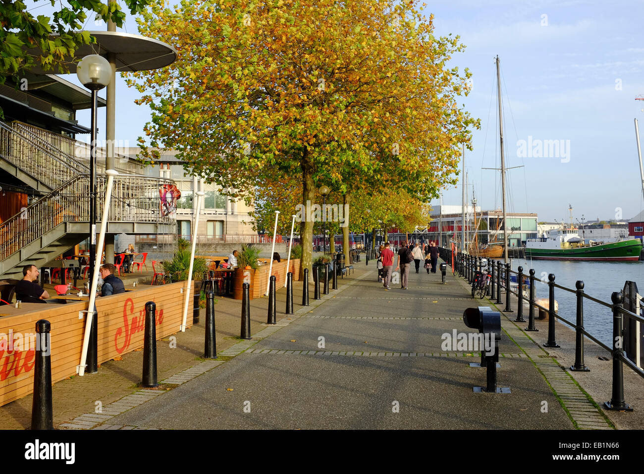 Bristol, Inghilterra - Ottobre 31st, 2014: la gente camminare nel sole di sera nel Canon area palude del fiume Avon Docklands. Foto Stock