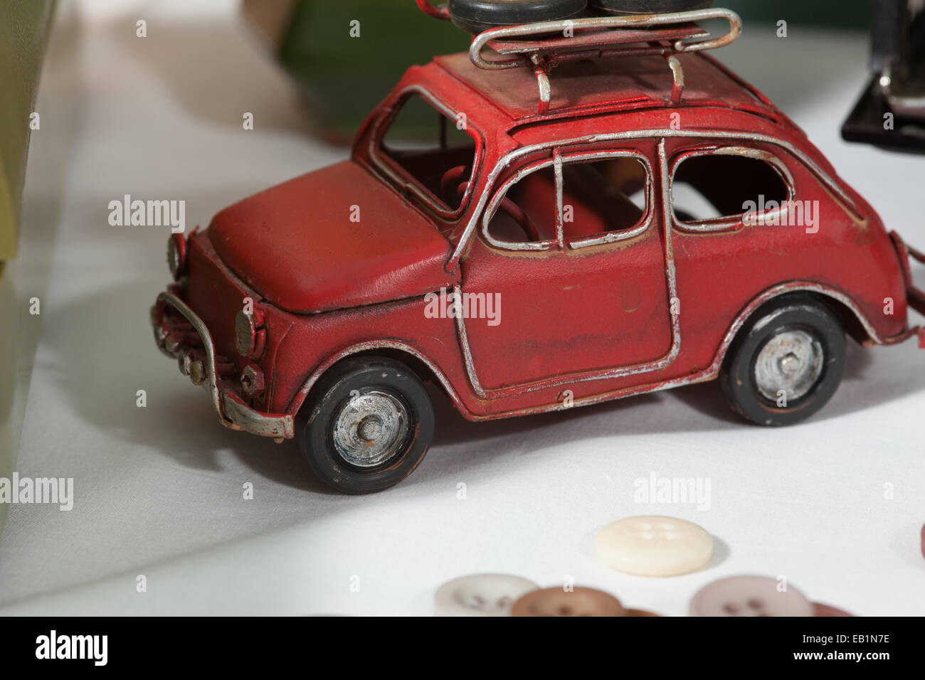 Rosso auto giocattolo, fatto a mano, vintage, vecchio, antichi Foto Stock