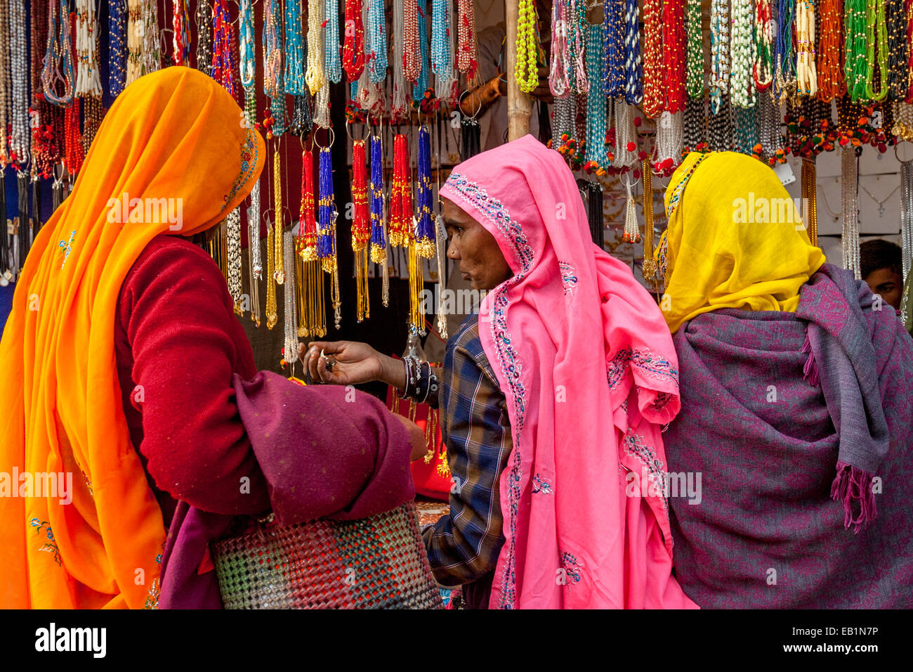 Donne locali Acquisto di perle e collane, Pushkar Camel Fair, Pushkar, Rajasthan, India Foto Stock