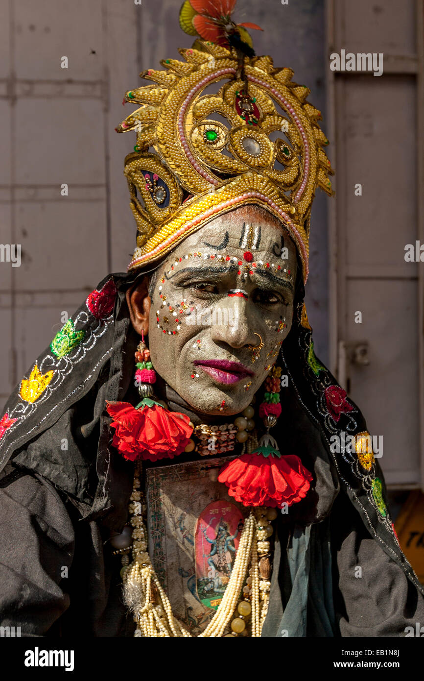 Uomo in costume, Pushkar Camel Fair, Pushkar, Rajasthan, India Foto Stock