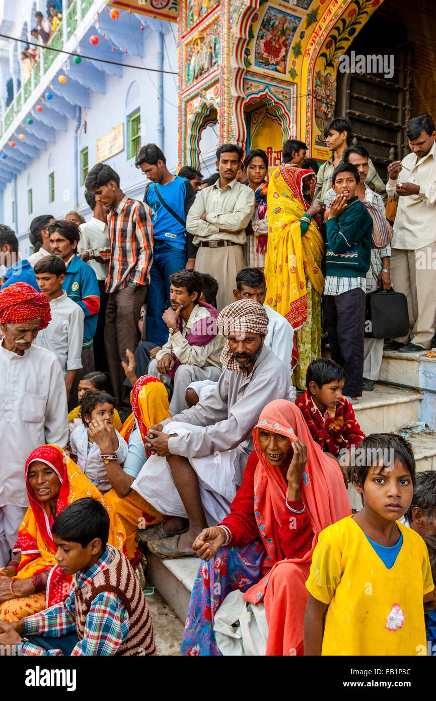 Visitatori riempire le strade di Pushkar durante l'annuale Fiera del cammello, Pushkar, Rajasthan, India Foto Stock