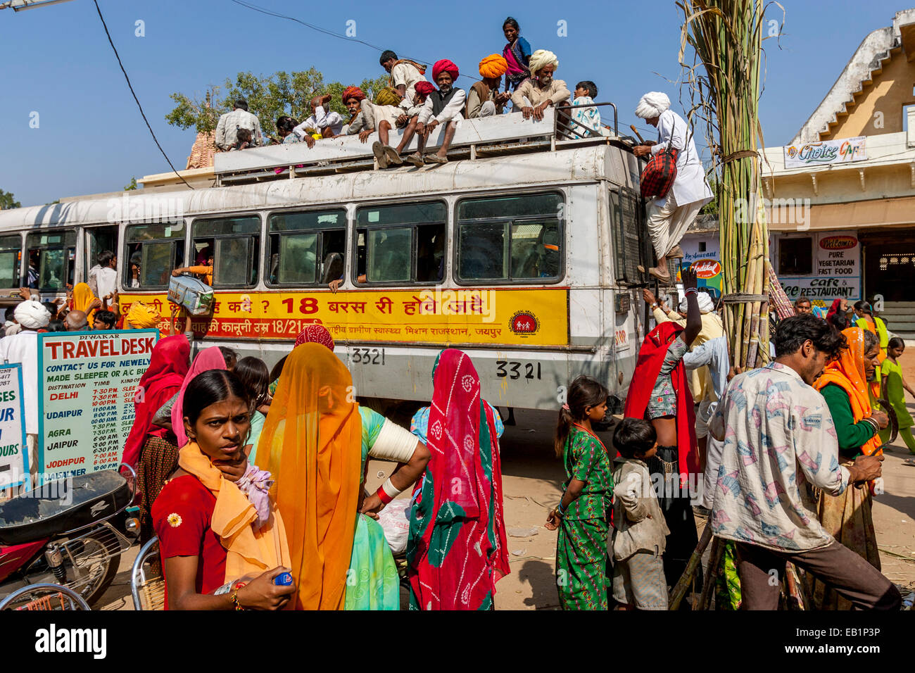 Affollata Stazione degli autobus, Pushkar, Rajasthan, India Foto Stock