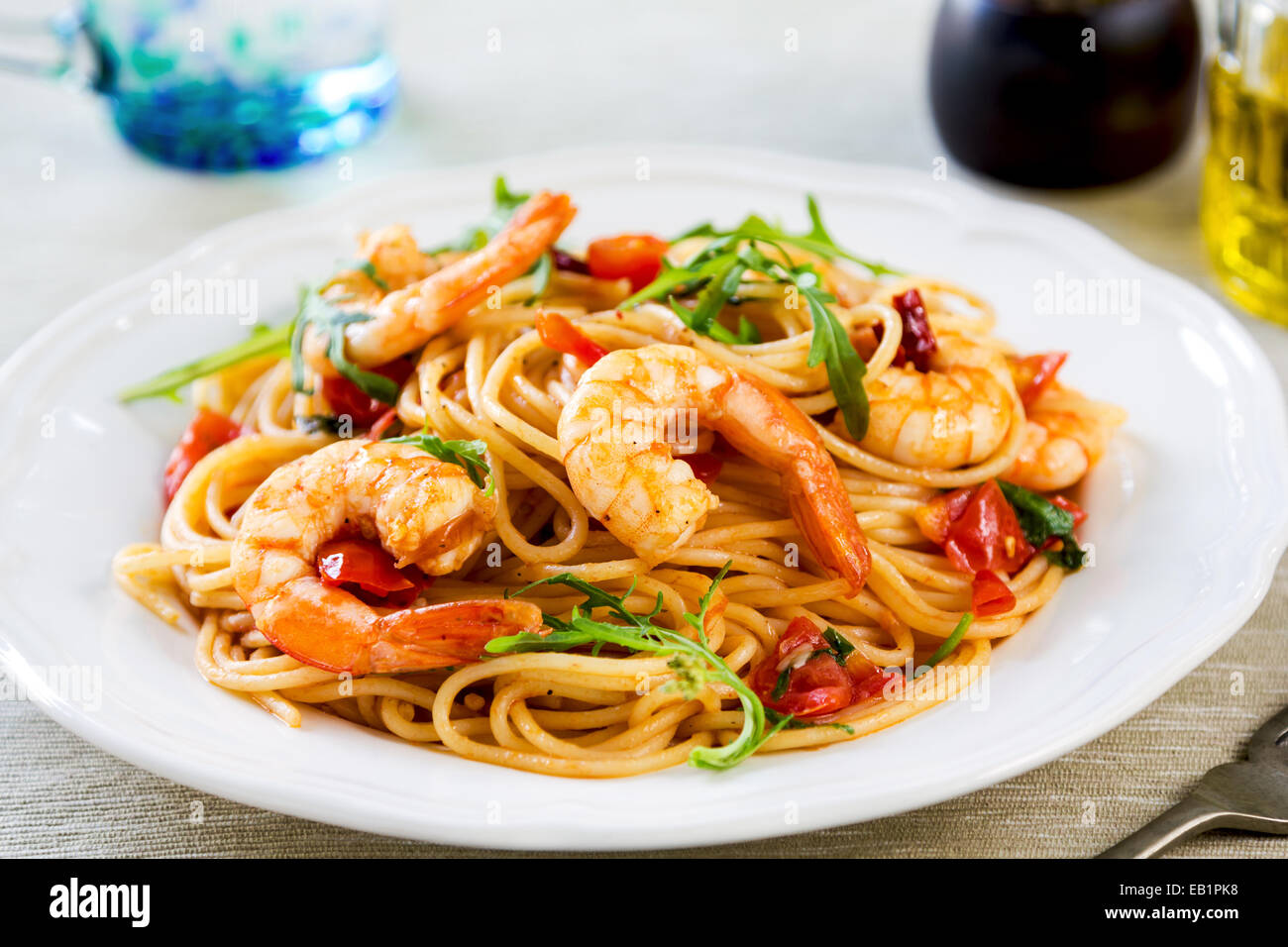 Spaghetti con i gamberi,cherry pomodoro e rucola (Spaghetti con gamberetti e rucola ) Foto Stock