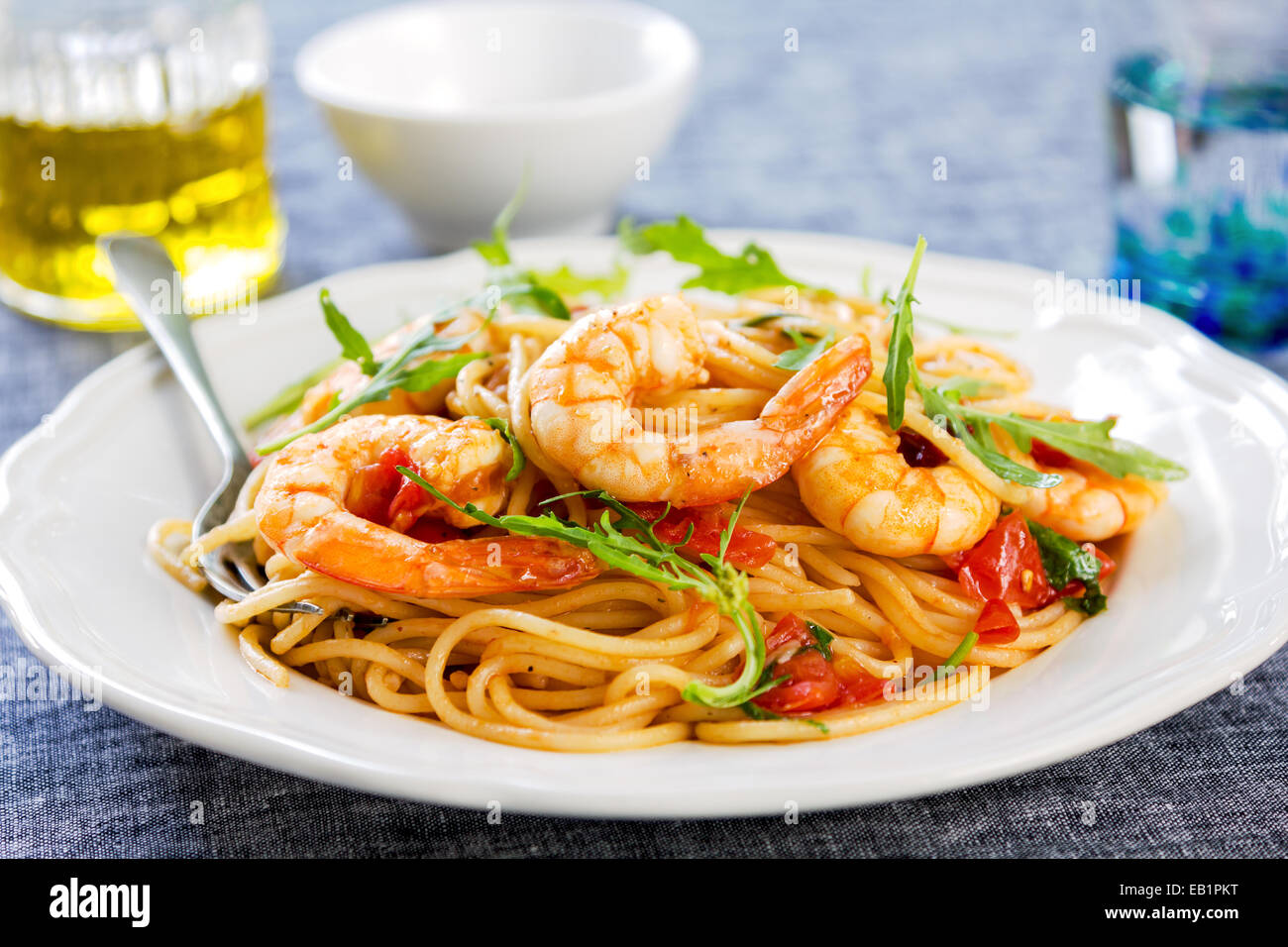 Spaghetti con i gamberi,cherry pomodoro e rucola (Spaghetti con gamberetti e rucola ) Foto Stock