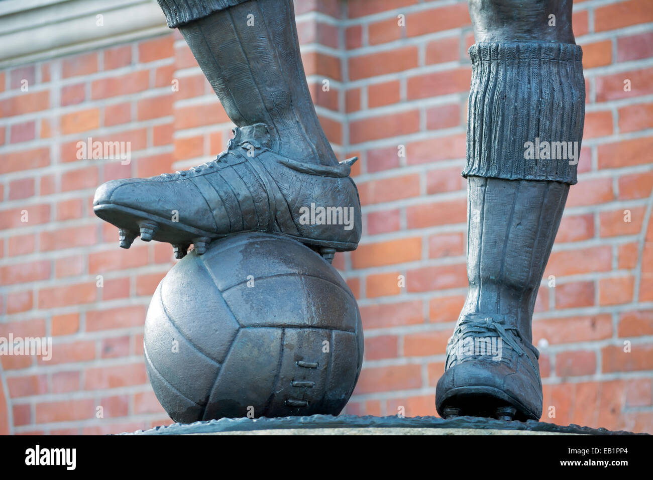 Dettaglio della statua di douglas jennings di Fulham e calciatore inglese johnny haynes, Craven Cottage, Fulham, Londra, Inghilterra Foto Stock