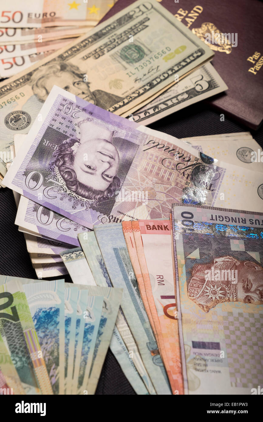 Moneta note, dollaro US, dollaro neozelandese, Ringitts Malesi, sterline inglesi, euro e passaporto irlandese Foto Stock
