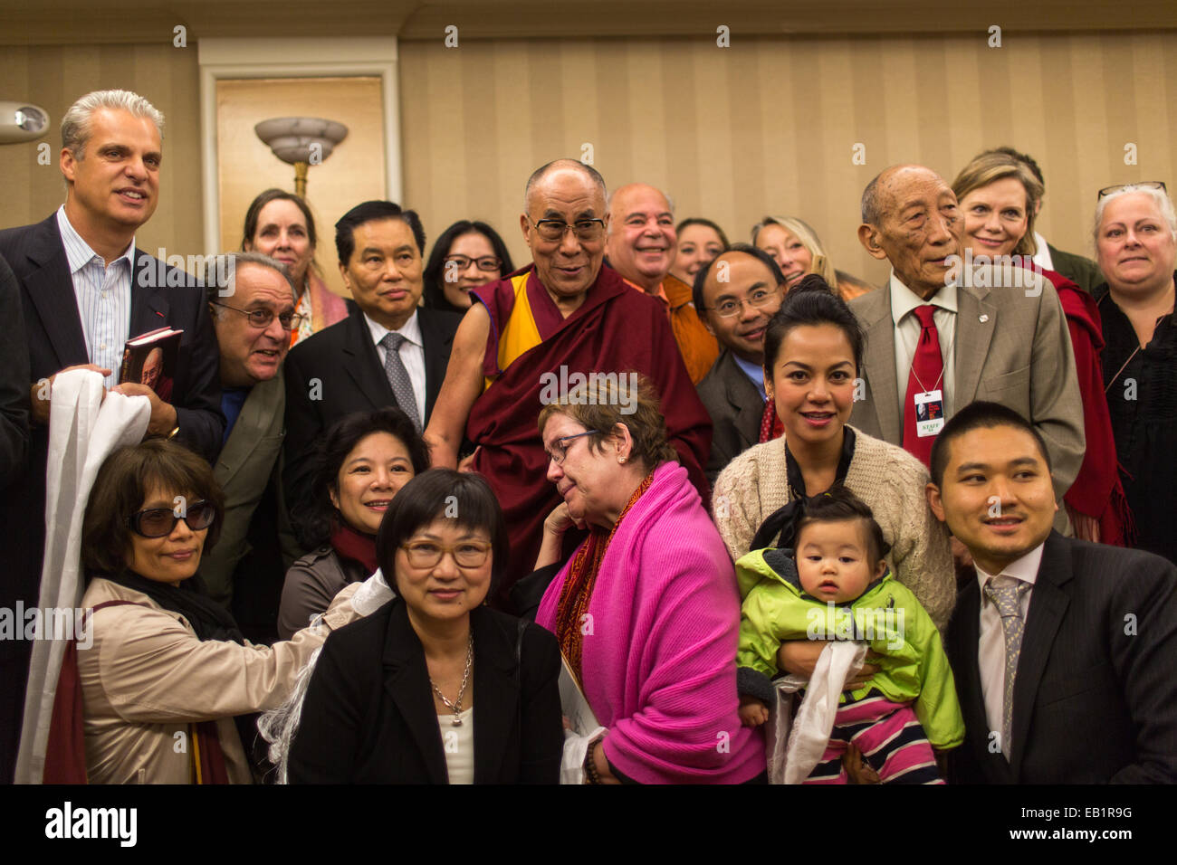 Il Dalai Lama pone con un gruppo di suoi seguaci noi a New York prima della sua partenza dopo tre giorni di insegnamenti. Foto Stock