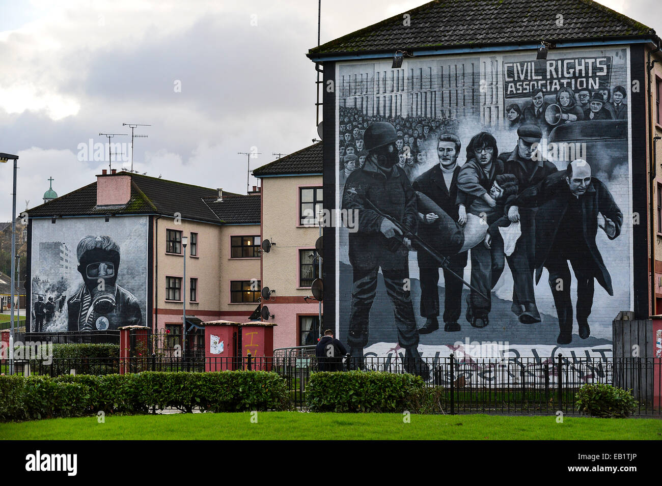 Il bombardiere benzina e Bloody Sunday murales, Bogside. Foto: George Sweeney/Alamy Foto Stock
