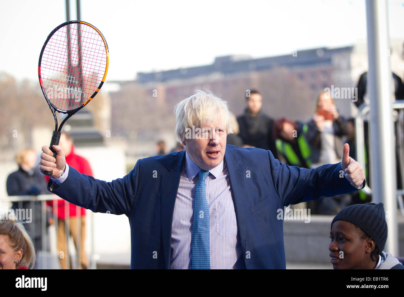 Londra, Regno Unito. 24 Novembre, 2014. Il sindaco di Londra Boris Johnson a unire alcune delle migliori del mondo di tennis in carrozzella giocatori come dimostrano le loro competenze in vista del prossimo NEC Tennis in carrozzina maestri. Credito: Jeff Gilbert/Alamy Live News Foto Stock