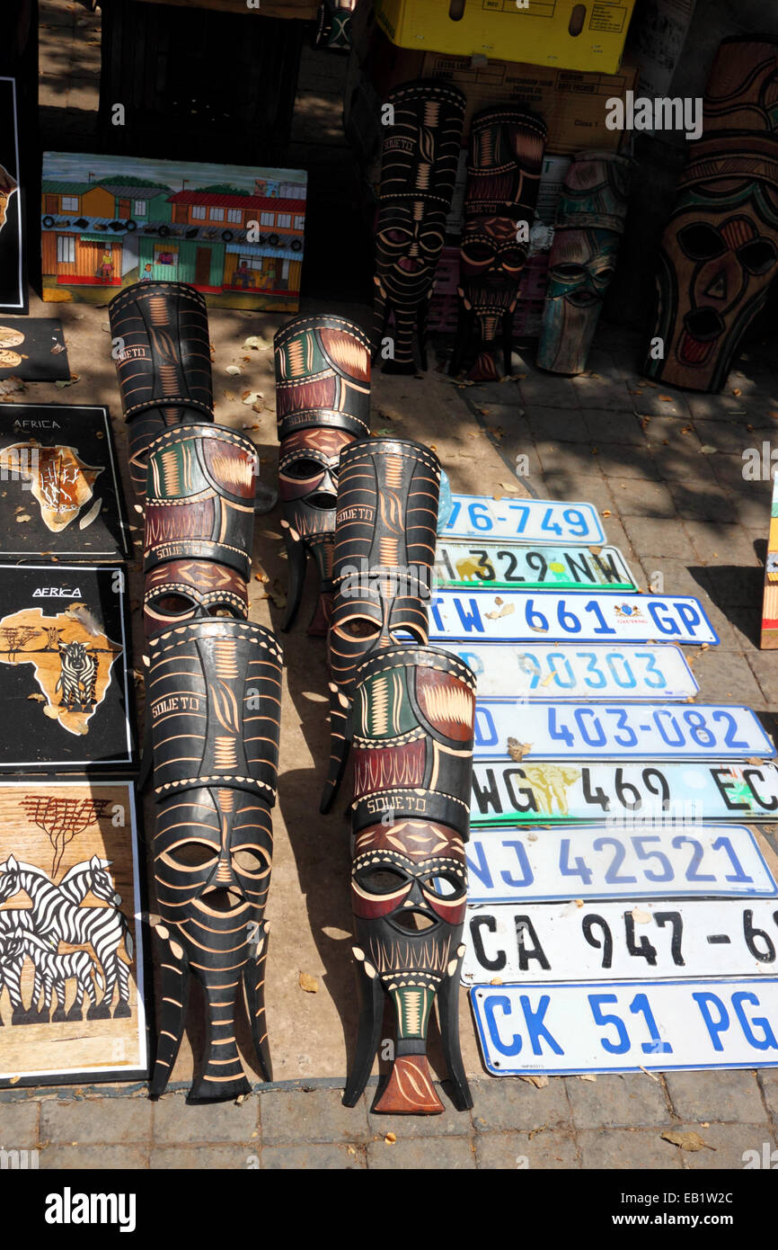 Un mercato di vendita di stallo d'arte africana e maschere, Soweto, Sud Africa. Foto Stock