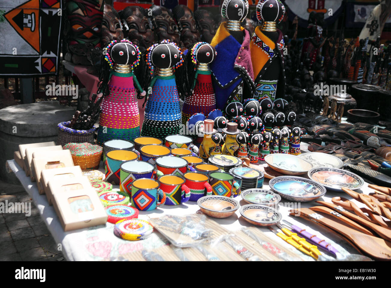 Un mercato di vendita di stallo colorato artigianato Africano. Foto Stock