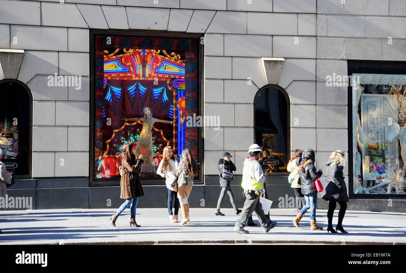 Manhattan New York STATI UNITI D'AMERICA Novembre 2014 - annuale di Natale decorato di windows a Bergdorf Goodman Store nella Fifth Avenue Foto Stock