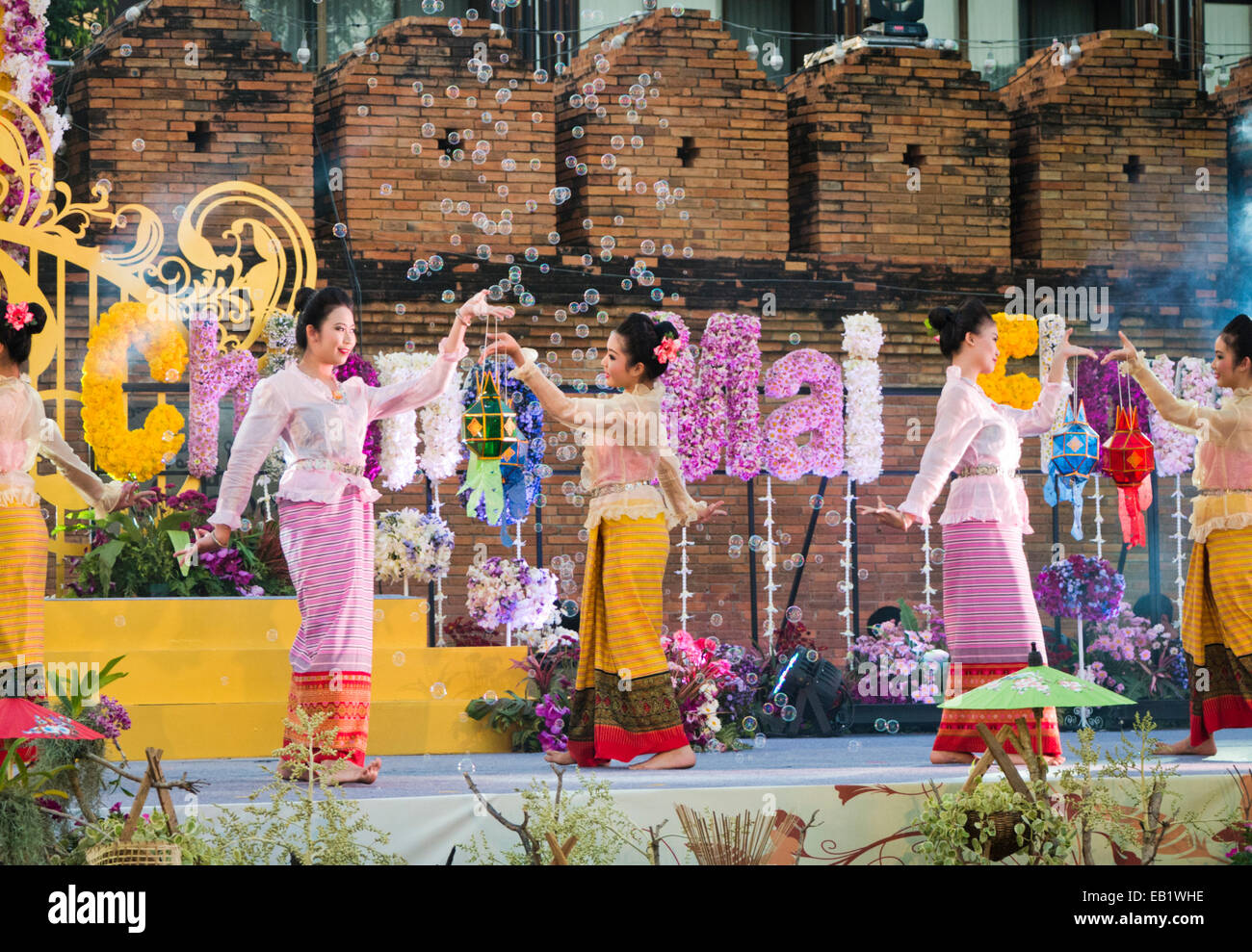Donne in costume tradizionale balli durante il Chiang Mai Festival dei Fiori in Thailandia Foto Stock