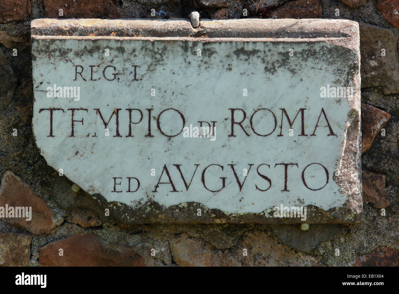 Tempio di Roma sign in Ostia Antica, il porto di Roma, Italia. Foto Stock