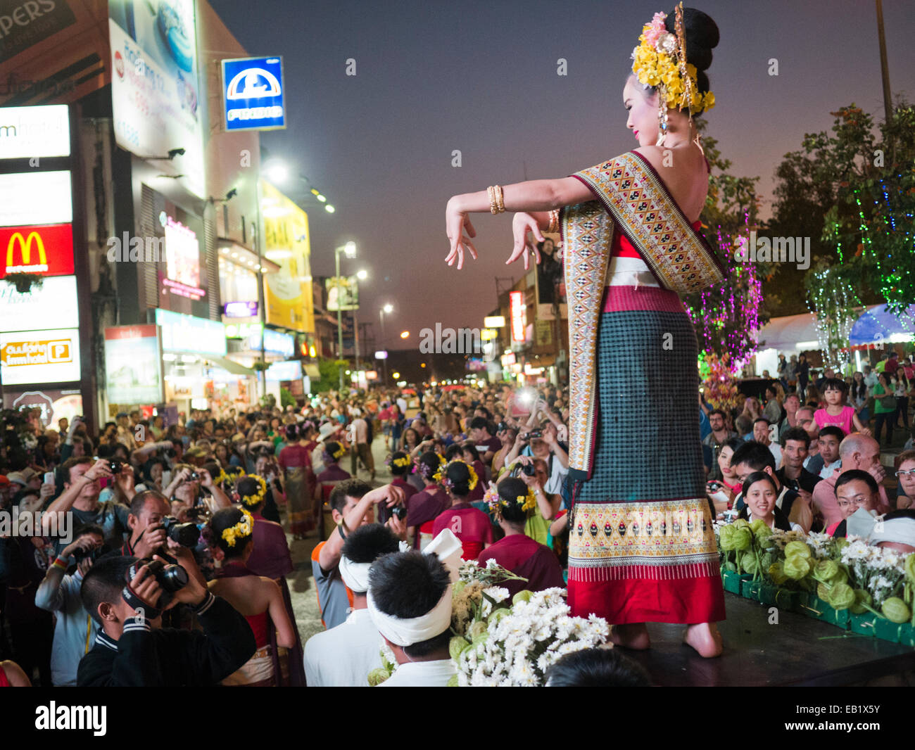 Una donna in costume tradizionale trasportato attraverso le strade durante il Chiang Mai Festival dei fiori sfilano in Thailandia Foto Stock