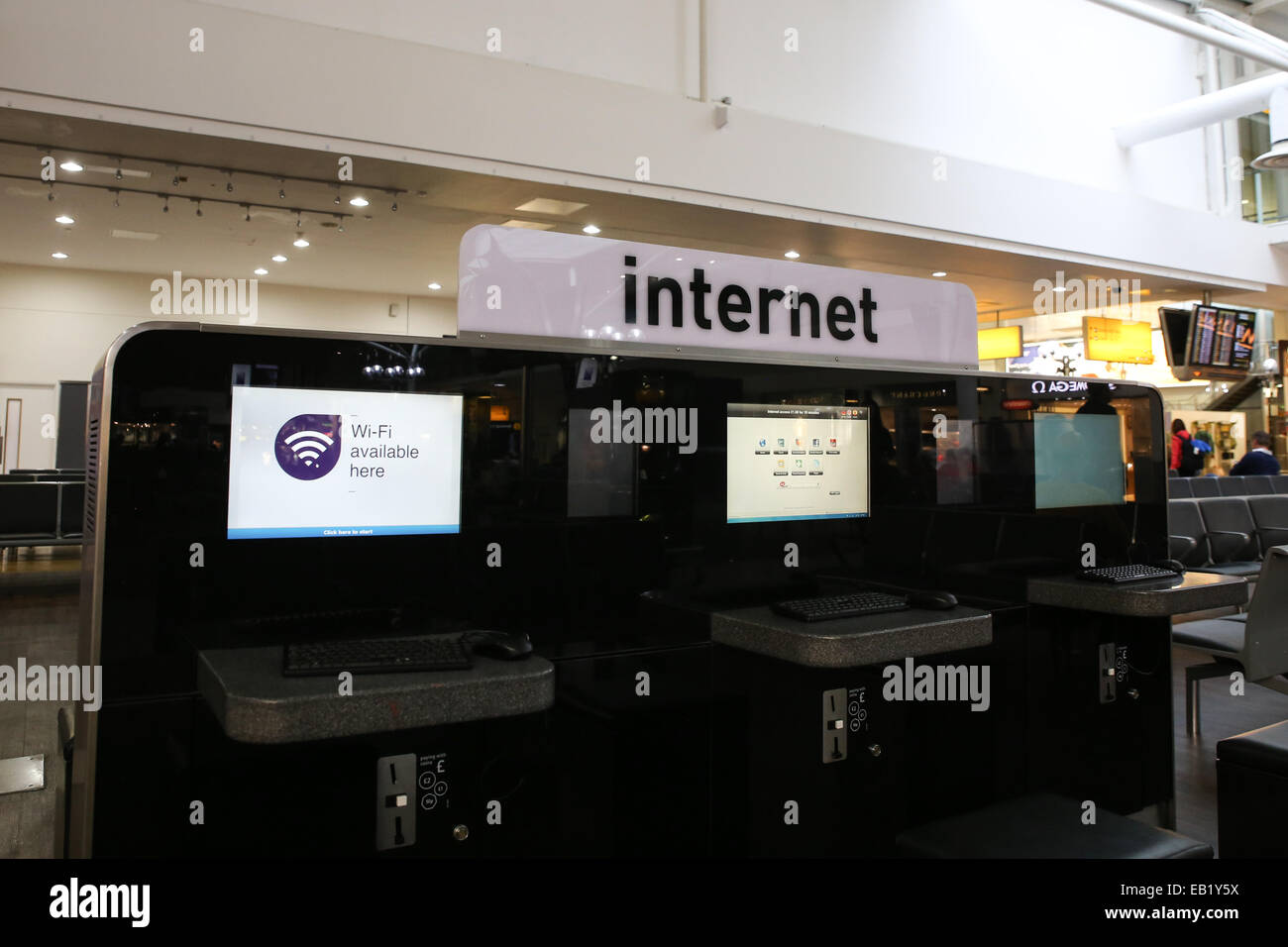 La connessione a internet wifi all'interno di aeroporto di Londra Foto Stock