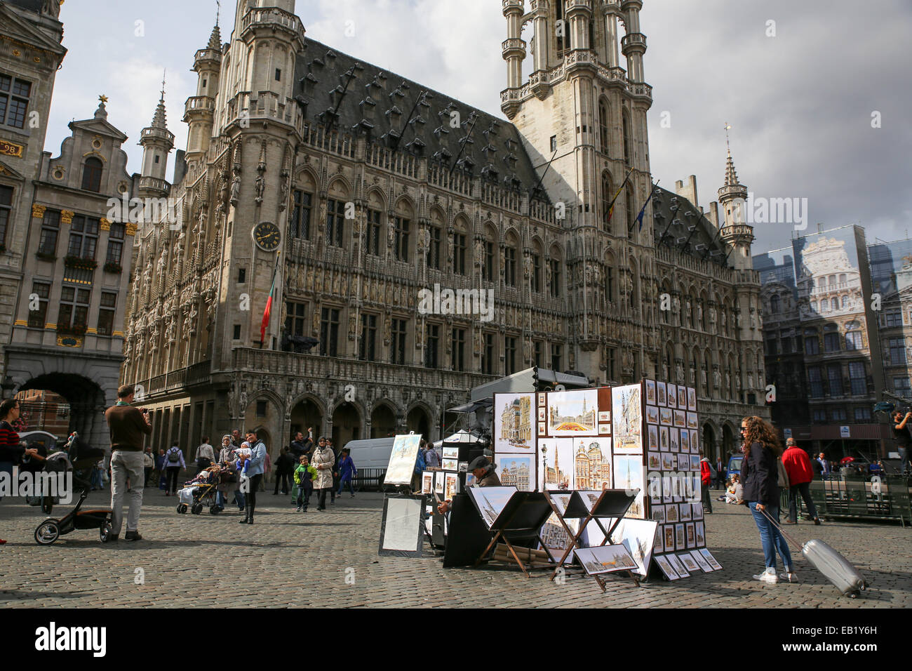 Artista vendere pittura Grand Place Bruxelles Belgio Foto Stock