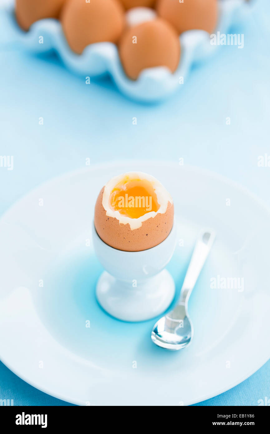 Uova, tazza colazione,, cucchiaio Foto Stock