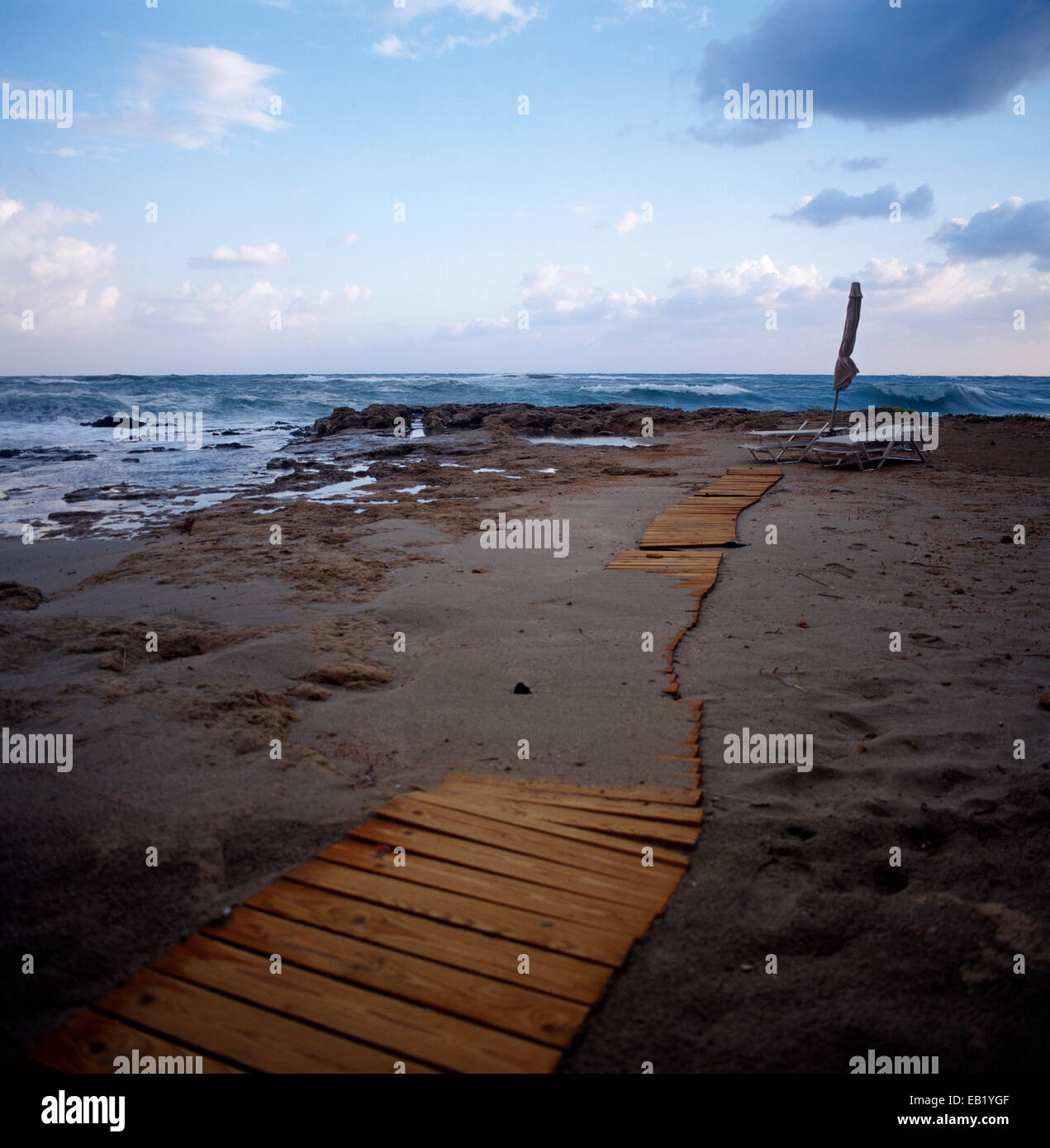 Il Boardwalk, lettini e ombrellone chiuso Foto Stock
