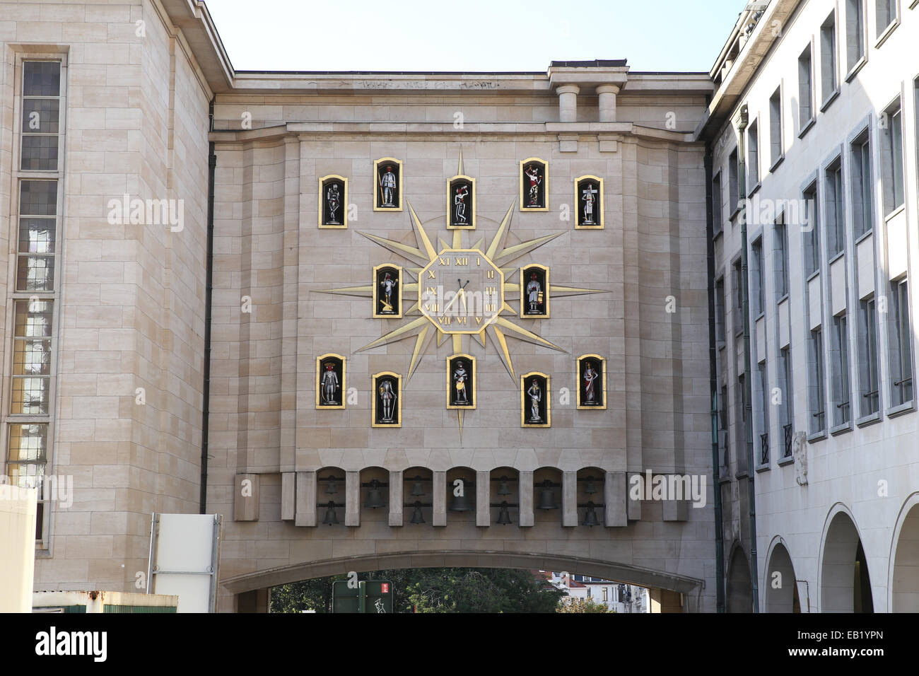 Outdoor orologio analogico della parete edilizia Bruxelles Belgio europa Foto Stock