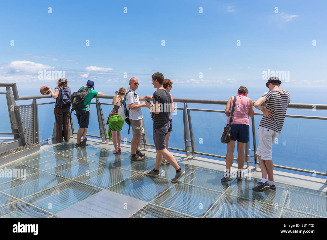I turisti che visitano il vetro observation deck a falesie del Gabo Girao presso l'isola di Madeira, Portogallo Foto Stock