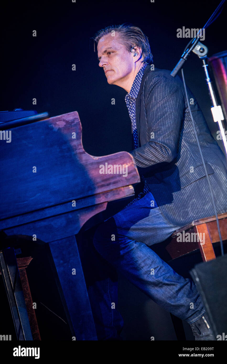 Milano Italia. Il 23 novembre 2014. La American rock band Counting Crows esegue live al music club Alcatraz durante il 'Somewhere sotto Wonderland Tour' Credito: Rodolfo Sassano/Alamy Live News Foto Stock