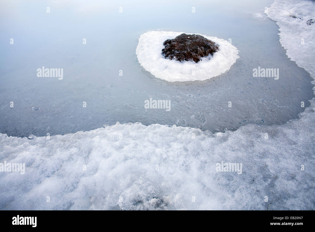 Fusione del ghiaccio intorno al rock in Islanda Foto Stock