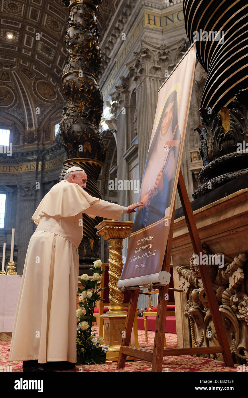 Il Vaticano. 24 Novembre, 2014. Papa Francesco saluta l'Indiano i pellegrini in piazza San Pietro prima dell inizio della cerimonia per nuovi santi Chavara Kuriakose Elias (1805-1871) e Suor Eufrasia Eluvathingal del Sacro Cuore (1877-1952) Credito: Davvero Facile Star/Alamy Live News Foto Stock