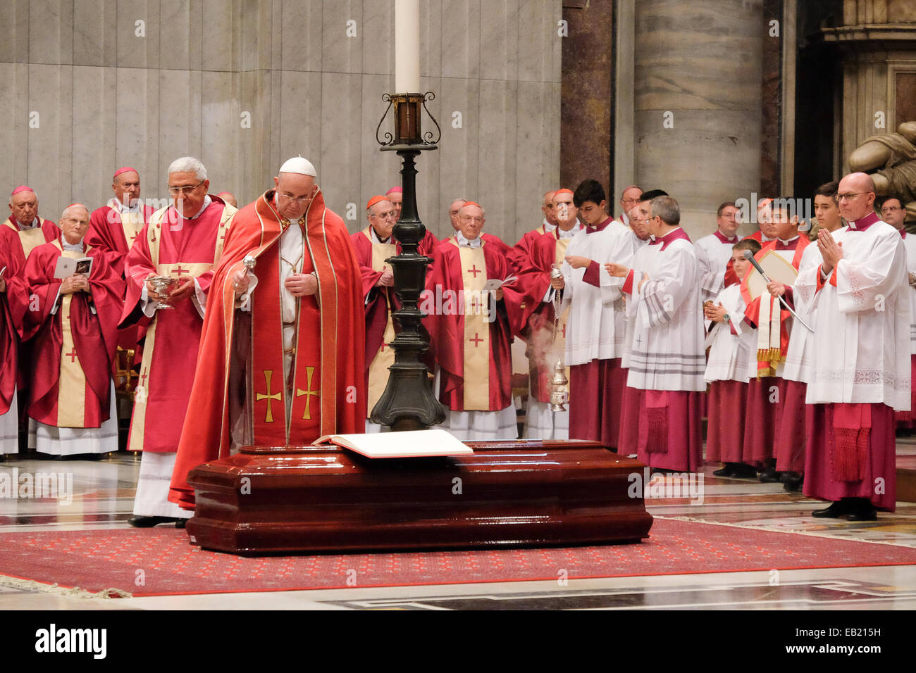 Il Vaticano. 24 Novembre, 2014. Papa Francesco benedice il compianto Cardinale Fiorenzo Angelini - 24 novembre 2014 Credit: Davvero Facile Star/Alamy Live News Foto Stock