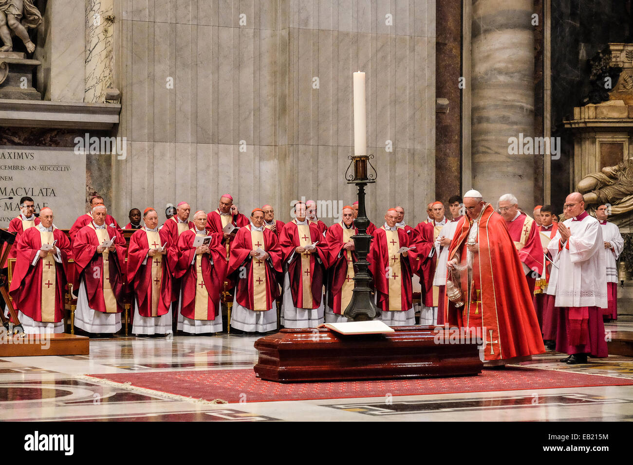 Il Vaticano. 24 Novembre, 2014. Papa Francesco benedice il compianto Cardinale Fiorenzo Angelini - 24 novembre 2014 Credit: Davvero Facile Star/Alamy Live News Foto Stock