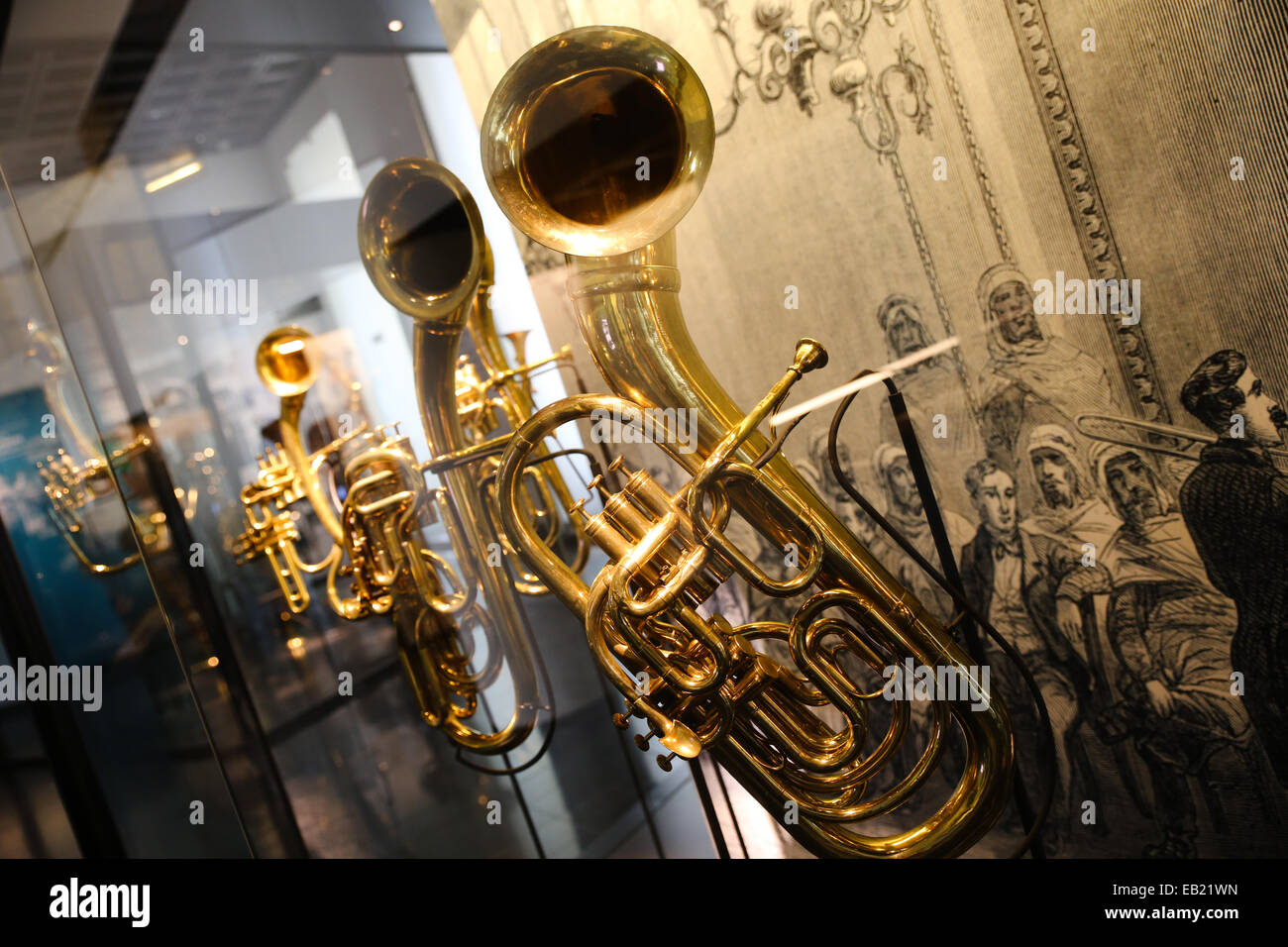 Tuba all'interno del museo degli strumenti musicali Foto Stock