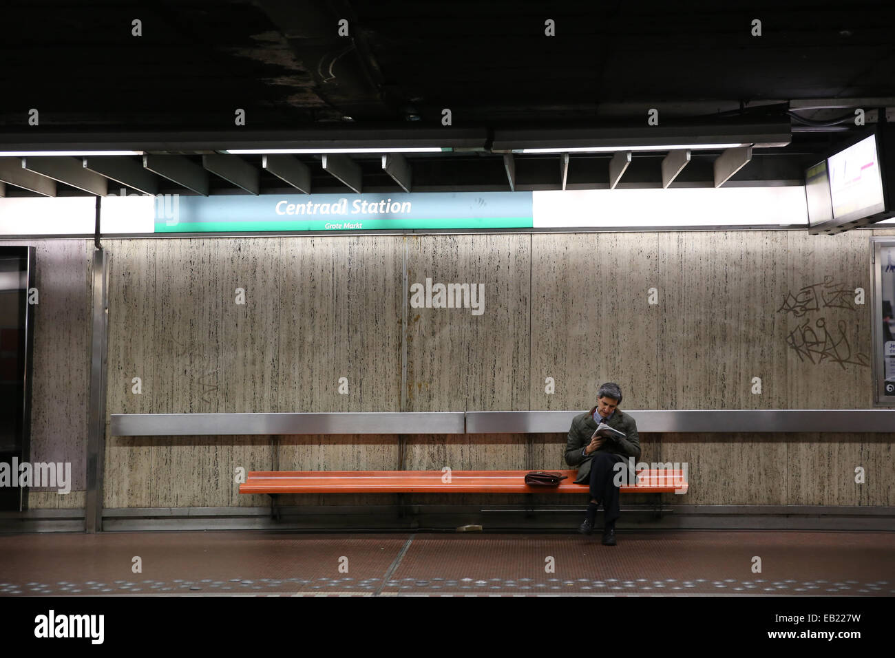 Uomo in attesa del treno per arrivare in una stazione della metropolitana Foto Stock