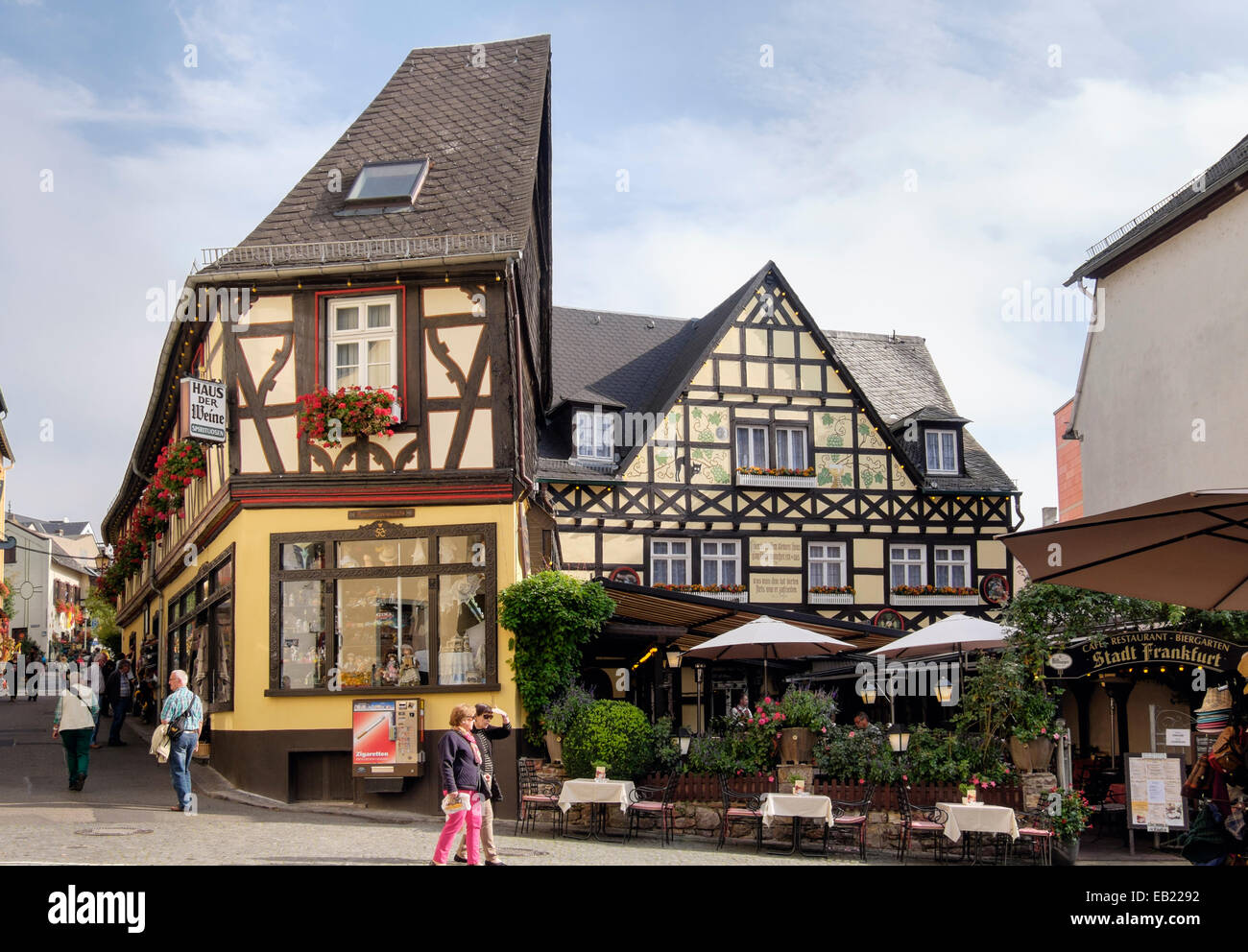 Legno del XVII e XVIII secolo edifici e Stadt Frankfurt cafe ristorante nel centro storico di Rüdesheim am Rhein Germania Foto Stock