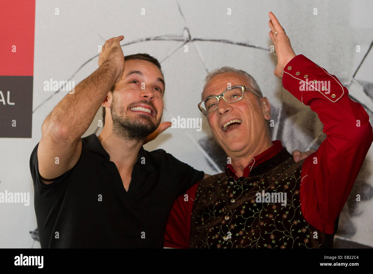 Torino, Italia, 24 novembre 2014. Attore italiano Lorenzo Balducci (sinistra) e spagnolo regista Luis Miñarro (Luis Minarro) (destro) scherzo durante un photocall al Torino Film Festival. Balducci e Mi-arro presentato il film 'Stella cadente'. Foto Stock