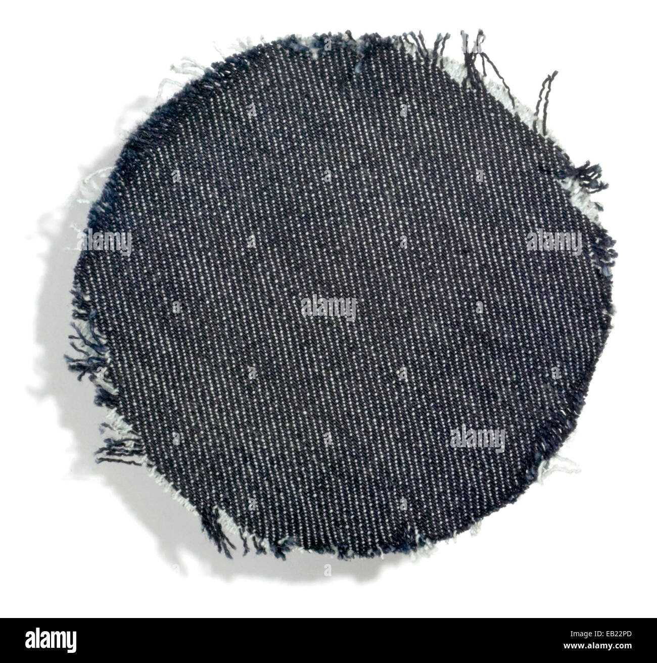Patch in denim nero con bordi sfrangiati fotografati su sfondo bianco Foto Stock