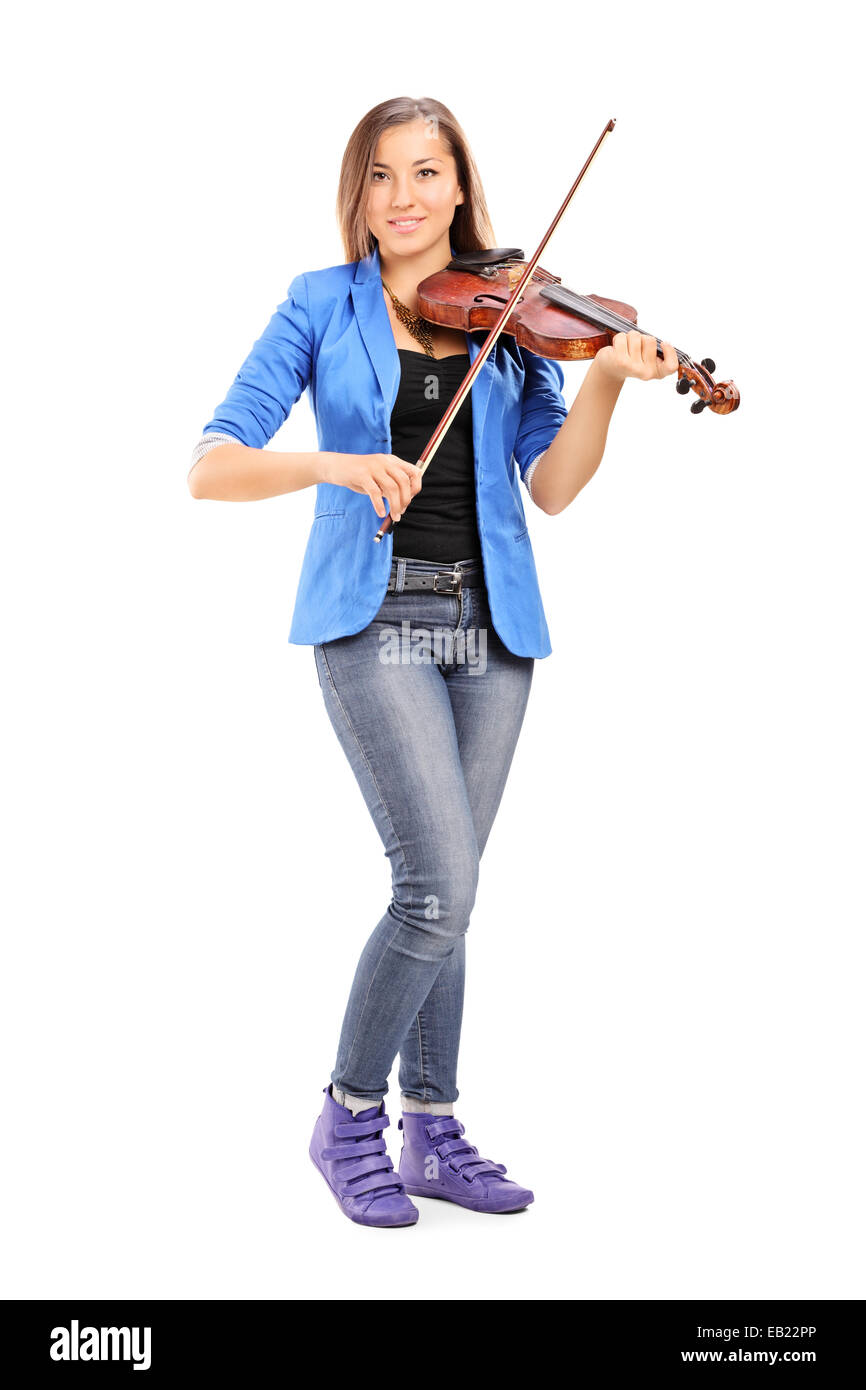A piena lunghezza Ritratto di una giovane artista femminile la riproduzione di un violino isolati su sfondo bianco Foto Stock