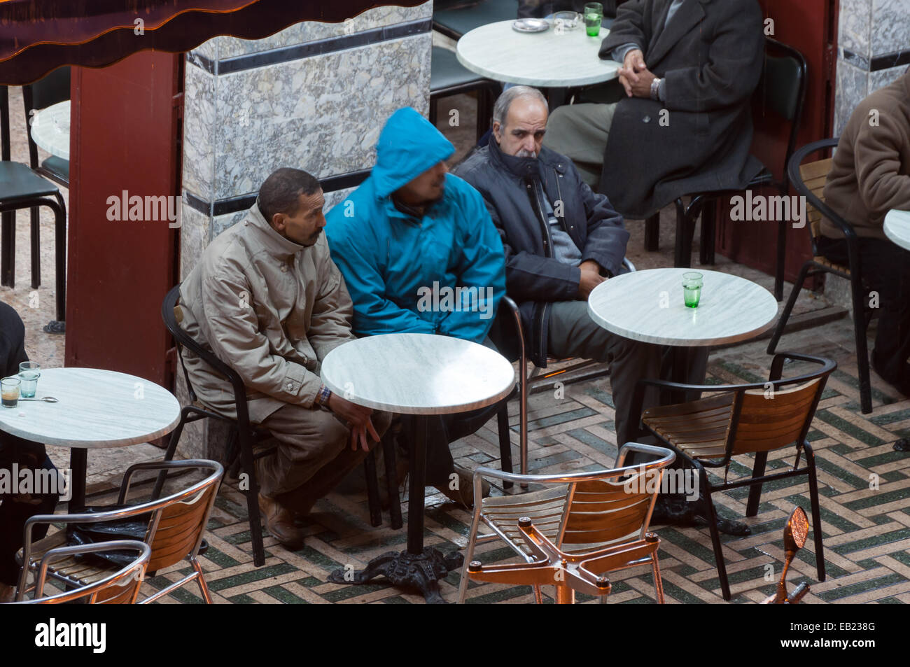 Gli uomini marocchini bere il tè in una Side Walk Cafè nella medina di Fez. Dicembre 01, 2008 di Fez, Marocco, Africa Foto Stock