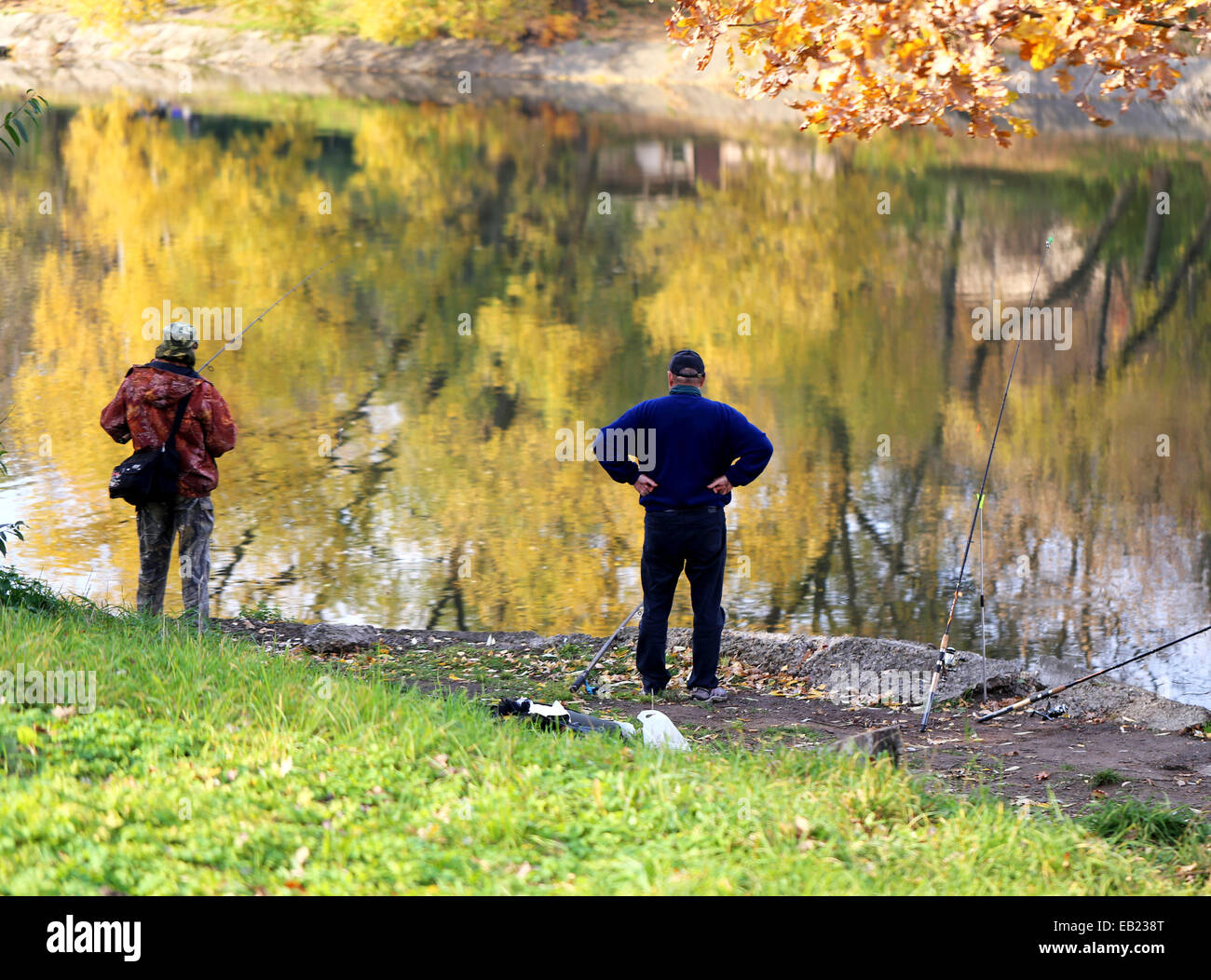 I pescatori sul fiume la cattura di pesci da esca in stagno Foto Stock