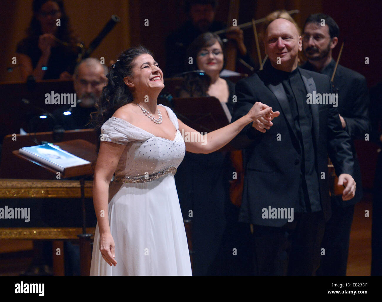 Praga, Repubblica Ceca. 24 Novembre, 2014. Italiano Il mezzosoprano Cecilia Bartoli con i Barocchisti Orchestra sotto la bacchetta di Diego Fasolis dopo il loro concerto a Praga, Repubblica Ceca, Lunedì 24 Novembre, 2014. © Michal Dolezal/CTK foto/Alamy Live News Foto Stock